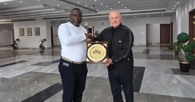 الشبكة نيوز : 
                                            أبو ريدة يلتقى نظيره المالاوى ويهديه درع الاتحاد المصرى
                                        