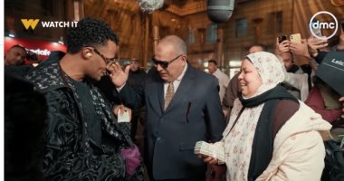 "مدفع رمضان" يهدى 100 ألف جنيه لزوجين بمحطة مصر.. فيديو