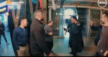 "إيه يا رمضان بقى دا يا رمضان".. عامل بمحطة مصر يرقص مع محمد رمضان