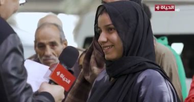 عمرو الليثي في سوق التمور.. يطرح الأسئلة على العمال ويهديهم جوائز مالية