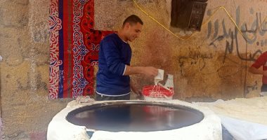 البلدى يوكل.. عائلة وليد ملوك الكنافة والقطايف البلدى فى رمضان ببنى سويف.. تعلم المهنة منذ 8 سنوات.. ووالدته: "مهنتنا من القدم ولدينا زبائن من كل أنحاء المدينة وبنفطر ونتسحر مكان شغلنا.. وسر مهنتنا الطعم الأصلى