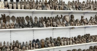التحف الفرعونية هدايا السائحين خلال زيارتهم الأقصر.. أكثر من 50 ورشة ومعرض تضم آلاف القطع والتماثيل واللوحات والتحف لجذب السياح.. النحاتون يستخدمون الأزميل والشاكوش الخفيف والصنفرة فى تشكيل المنحوتات