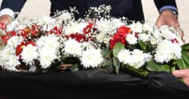 محافظ بورسعيد يضع إكليلاً من الزهور بساحة الشهداء احتفاءً بيوم الشهيد