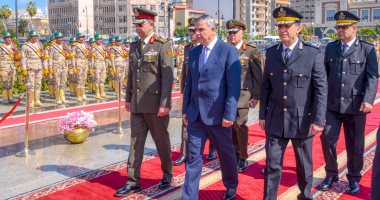 محافظ الإسكندرية يضع إكليل الزهور على النصب التذكاري للشهداء