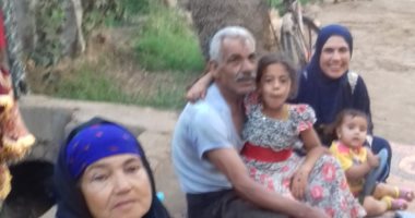 "عشرة العمر ورفيقة الدرب".. زوج يلحق بزوجته بعد 5 ساعات من وفاتها بالقليوبية.. خرجا معا في جنازة مهيبة وإطلاق الزغاريد.. نجلهما: عاشا معا 54 سنة ورغم مرض والدى كان دائم السؤال عنها.. صور