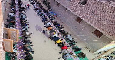 البلد كلها على الفطار فى ساحة المرتضى.. شاهد أكبر مائدة إفطار بالأقصر