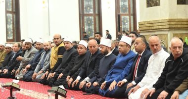 وزير الأوقاف ومحافظ القاهرة يصليان العشاء والتراويح بمسجد المشير طنطاوى