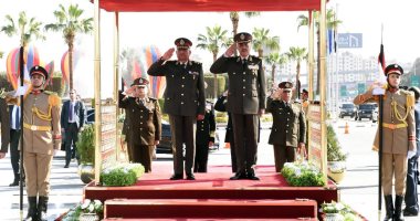 الرئيس السيسى ينيب وزير الدفاع لوضع إكليل زهور على النصب التذكارى لشهداء القوات المسلحة.. صور 