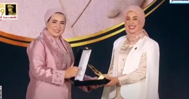 السيدة انتصار السيسى تشهد احتفالية يوم المرأة المصرية.. وتستجيب لطلب الطفل يونس وتكرم عددا من النماذج المشرفة.. والمستشارة أمل عمار: المرأة المصرية تقف بكل عزة أمام العالم تفخر بعصرها الذهبى