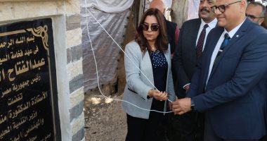 وزيرة التنمية المحلية ومحافظ القليوبية يضعان حجر أساس "حضانة" السيارات المضبوطة