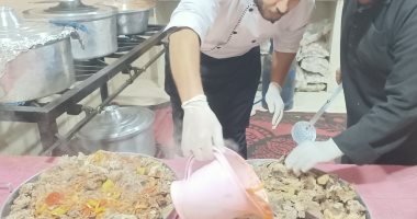 للعام 14 على التوالى.. مطبخ الخير بقرية زاوية رزين بالمنوفية يواصل مبادرة "إفطار صائم".. أحد المشاركين: بدأنا بـ 50 وجبة ووصلنا إلى 300.. وأهالى الخير يساهمون فى التبرعات المادية والعينية للمطبخ.. صور مطبخ الخير بقرية زاوية رزين