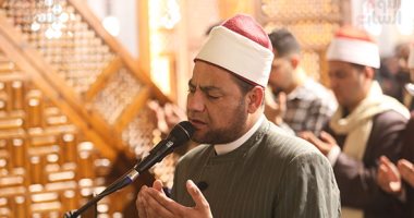 الآلاف يصلون العشاء والتراويح بمسجد عمرو بن العاص