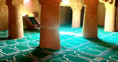 مساجد لها تاريخ.. عين علم أقدم مسجد تاريخى فى الوادى الجديد.. عمره 400 عاما ومبنى من الطوب اللبن بطراز معمارى بسيط.. تم إدراجه ضمن مدينة بلاط الإسلامية الأثرية.. ويستقبل المصلين بأجواء روحانية فريدة.. صور