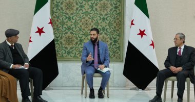 أحمد الشرع يجتمع بنخبة من أبناء السويداء.. وأنباء عن اتفاق مع الدروز أحمد الشرع يجتمع بنخبة من أبناء السويداء