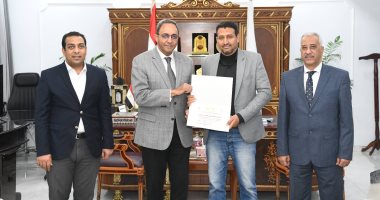 محافظ قنا يكرم أوائل البرامج التدريبية بمركز تدريب التنمية المحلية بسقارة.. صور