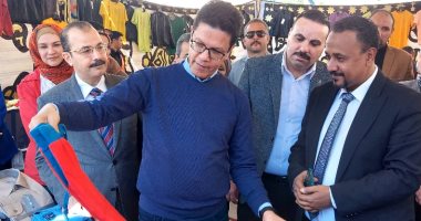 يضم 2500 قطعة.. رئيس جامعة بنها يفتتح معرضا خيريا للملابس لطلاب التربية النوعية