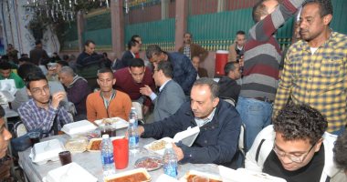 محافظ أسيوط يتناول الإفطار على إحدى موائد الرحمن مع أهالى"الوليدية"
