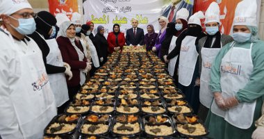 محافظ كفر الشيخ يتفقد مبادرة "مطبخ المصرية" وتدريب السيدات على فن الطهى