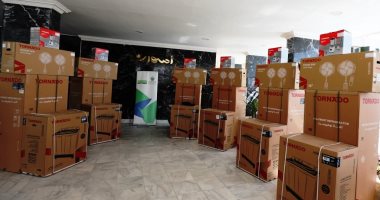 محافظ أسوان يسلم 40 جهاز عروسة لـ10 فتيات بدعم من مؤسسة العربى لتنمية المجتمع