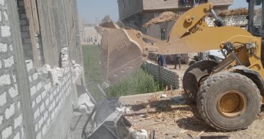 إزالة 15 حالة تعدى على أملاك الدولة بأبو مناع فى قنا