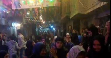 الشبكة نيوز : 
                                            رقص وغناء قبل وصول سعد الصغير  إلى منزله فى شبرا (فيديو)
                                        