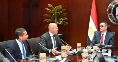 وزير الاستثمار يلتقي مستثمرين في مجال الطاقة الخضراء لبحث مشاريع تنموية واعدة