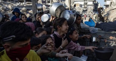 توزيع وجبات الإفطار على الصائمين فى فلسطين