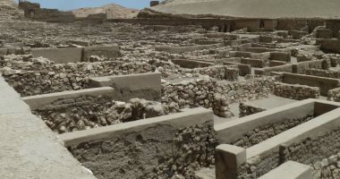 دير المدينة أقدم موقع لمدينة عمالية في تاريخ مصر.. أسس ليجمع أمهر العمال والحرفيين.. أعاد بناءه الملك تحتمس الثالث بعد تعرضه لحريق هائل.. المدينة ضمت النقاشين والرسامين وقاطعى الأحجار بأسرهم.. صور