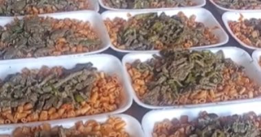 كبدة إسكندرانى ومكرونة وعصير فى مائدة المحبة لإفطار الصائمين بكفر الشيخ.. فيديو