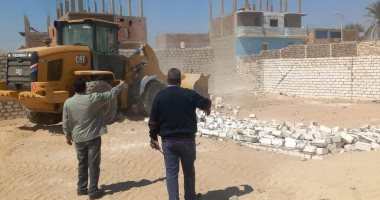 إزالة 12 حالة تعد على أملاك الدولة بقرية خزام فى قنا