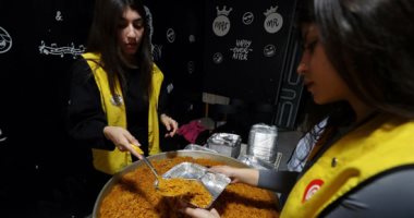 رمضان فى تونس.. فعاليات توزيع وجبات إفطار الصائمين إعداد الوجبات للصائمين فى تونس