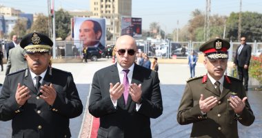 محافظ بنى سويف يضع أكليل الزهور على النُصُب التذكارى لشهداء الوطن