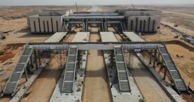 تركيب قضبان الخط الأول للقطار الكهربائي السريع وتقدم نسب تشطيب المحطات.. سواعد مصرية تنفذ أسرع قطار فى مصر من العين السخنة حتى مطروح بطول 675 كم.. الخط يربط البحرين الأحمر والمتوسط ويضم 22 محطة.. صور