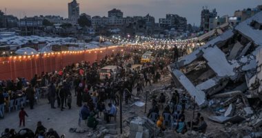 موائد الرحمن وسط الركام.. إفطار الصائمين فى غزة
