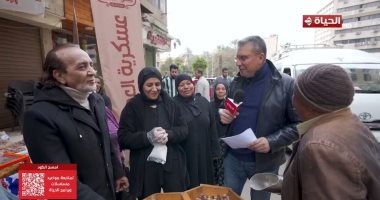 عمرو الليثى يلتقى بالعاملين فى محل ياميش ويهديهم جوائز مالية بـ"أجمل ناس"