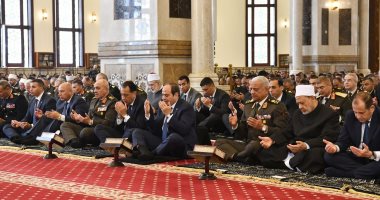 الرئيس السيسى يؤدى صلاة الجمعة بمسجد المشير طنطاوى فى ذكرى الاحتفال بـ"يوم الشهيد" وانتصارات العاشر من رمضان.. الرئيس السيسي يلتقى قادة القوات المسلحة ويستعرض معهم ما يقومون به من مهام لدعم ركائز الأمن القومى