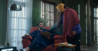 مسلسل الكابتن الحلقة 15.. حسام يؤلف نصا مسرحيا لاستكمال "العرض"