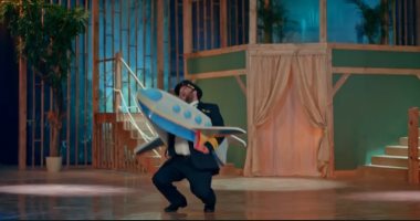 مسلسل الكابتن الحلقة 15.. عبد الرحمن يؤدى دور حسام فى العرض المسرحى