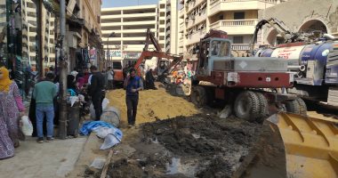تطوير العتبة يبدأ بإخلاء 3 شوارع من الباعة الجائلين.. "اليوم السابع" يرصد أعمال التطوير بأكثر الأماكن ازدحامًا بالقاهرة.. المحافظ: نموذج سيتم تعميمه.. وضوابط صارمة للتنظيم.. والباعة سيعودون بهذا الشكل.. صور تطوير ميدان العتبة