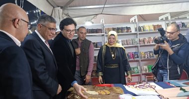 وزير الثقافة يتفقد جناح قصور الثقافة بمعرض فيصل ويشيد بالمنتجات الحرفية