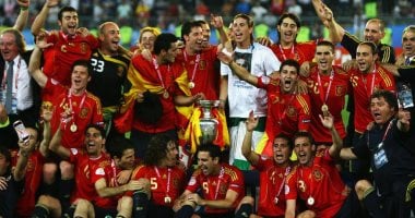 الشبكة نيوز : 
                                            قصة بطل.. منتخب إسبانيا يصنع التاريخ في يورو 2008
                                        