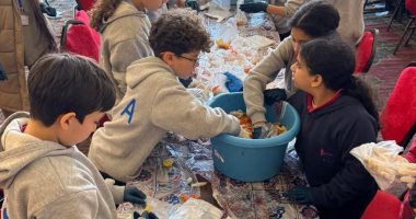 مائدة رحمة بالإسكندرية.. مطبخ الخير فى شهر رمضان للعام الحادى عشر على التوالى.. مشاركة كل الأعمار في تجهيز الوجبات وتوزيعها على المناطق والقرى البعيدة.. والمشاركون: نشعر بسعادة فى تصنيع وتجهيز الطعام.. صور