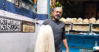 "البتنداوى" أقدم صانع حلويات لشهر رمضان بالقليوبية ينتج 1.5 طن كنافة فى اليوم.. تامر البتنداوي: نصنع كل حلويات شهر الفرحة وتوارثنا المهنة أبا عن جد.. لدينا أقدم صينية لصناعة الكنافة بمصر ولها براءة اختراع.. صور