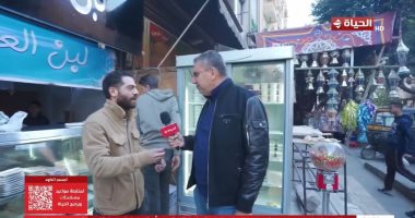 عمرو الليثى يلتقى بالعاملين فى محل ألبان ويهديهم جوائز مالية بـ"أجمل ناس" عمرو الليثي
