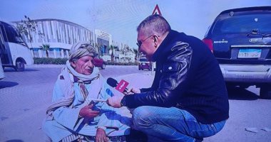 عمرو الليثي يجبر بخاطر رجل مسن وجده مهمومًا في الشارع ويهديه 7 آلاف جنيه