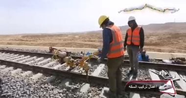 سواعد مصرية تنفذ أسرع قطار فى مصر.. تركيب قضبان الخط الأول للقطار الكهربائي السريع 