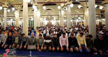خاشعة قلوبهم.. صلاة العشاء والتراويح من رحاب الأزهر الشريف