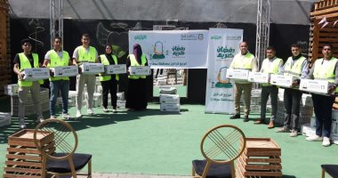 تنظيم احتفالية كبرى لتوزيع 1800 كرتونة رمضان بسوهاج.. صور المتطوعون فى عملية التوزيع