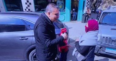 عمرو الليثي يجبر بخاطر بائعة خضار ويهديها 7 آلاف جنيه بـ"أجمل ناس"