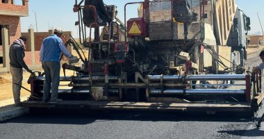 وزير الإسكان يتابع مشروعات المرافق والطرق لأراضى "بيت الوطن" و"الأكثر تميزا"